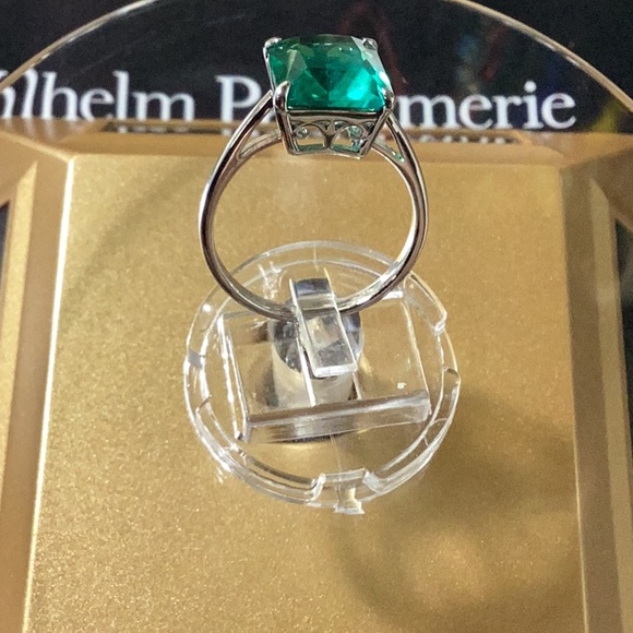 Octagon Light Green Emerald Stone Silver Ring - Picture 5 of 6